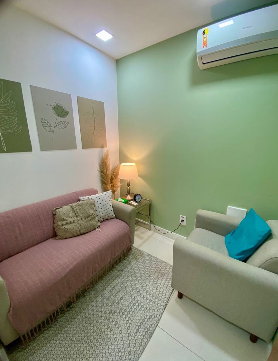 Sala de atendimento com sofá e poltrona
